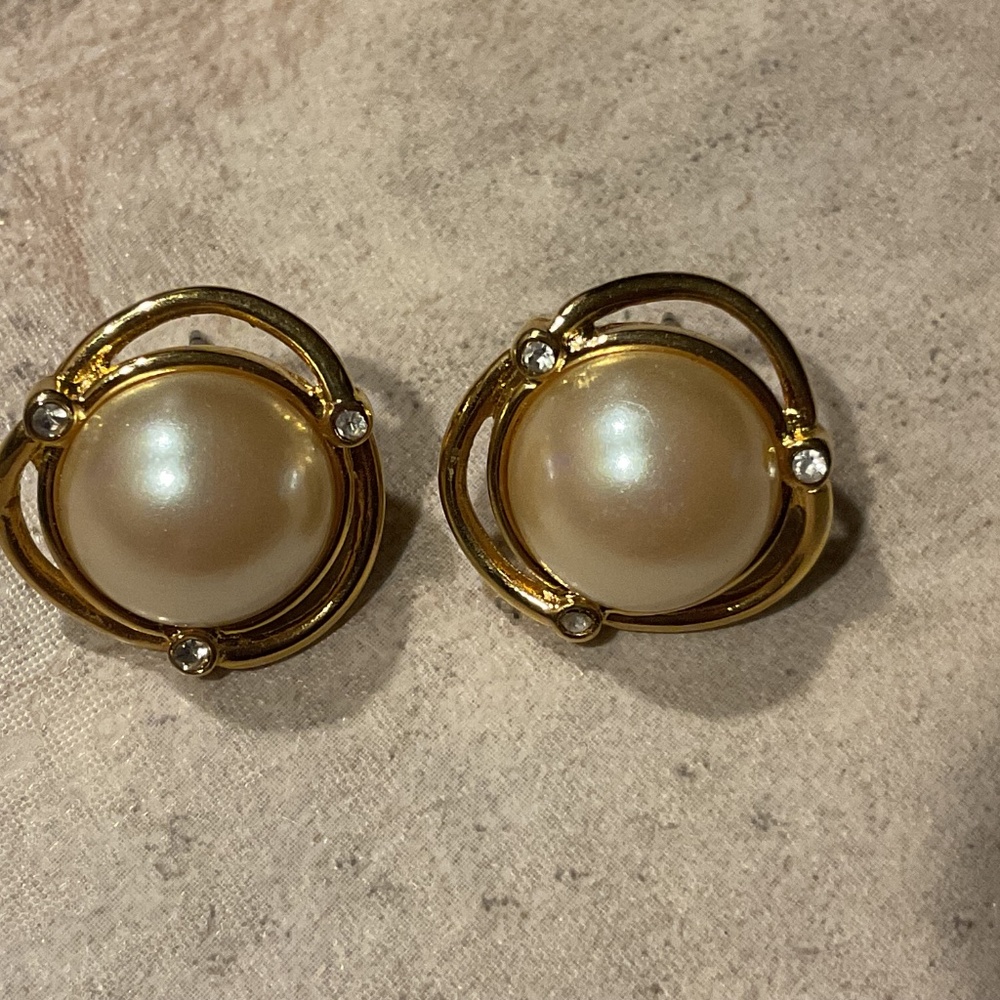 Monet vintage pierced earrings faux pearl goldtone - Picture 2 of 7